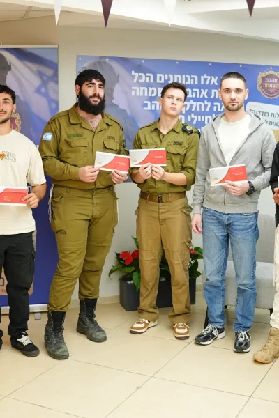 מפגש עם חיילים בשטח