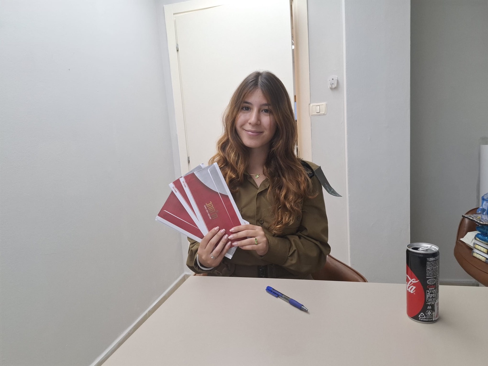 חיילת מקבלת תמיכה וליווי