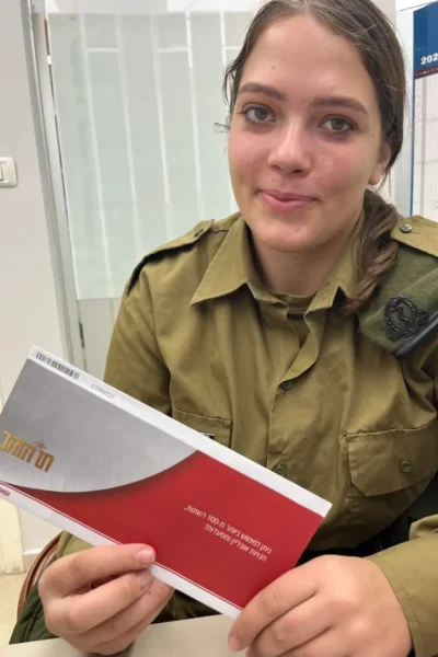 חיילת עם מתנה מהעמותה
